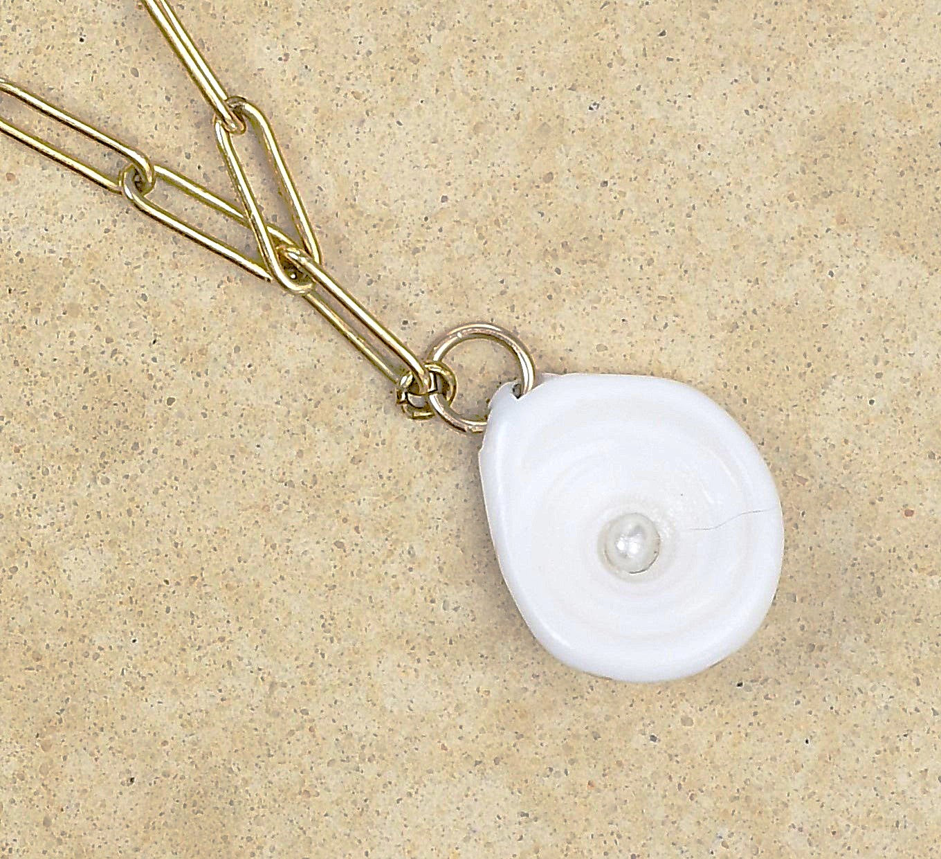 White pu-ka with signature Lahaina Girl accent